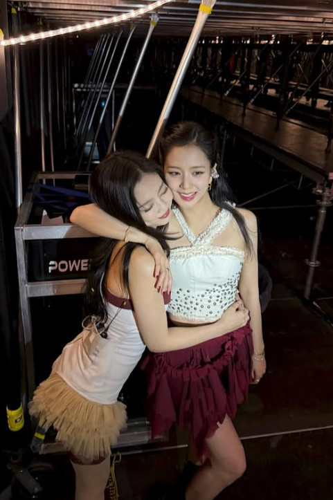 ＢＬＡＣＫＰＩＮＫのジェニー（左）とジス（右）。