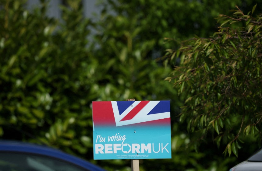 ４月２５日（現地時間）、英フロッドシャムで行われる国会議員補欠選挙を控え、リフォームＵＫ党のポスターが貼られている。　［ロイター＝聯合ニュース］