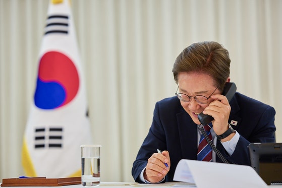 李在明（イ・ジェミョン）大統領が６月、大統領室官邸でトランプ米大統領と電話通話をしている。　大統領室提供