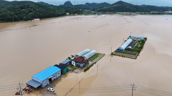１７日、忠清（チュンチョン）地域を中心に豪雨特報が発令された中、忠清南道唐津市杏亭洞（チュンチョンナムド・タンジンシ・ヘンジンドン）一帯が駅川（ヨクチョン）の氾濫により冠水している。［写真　ニュース１］