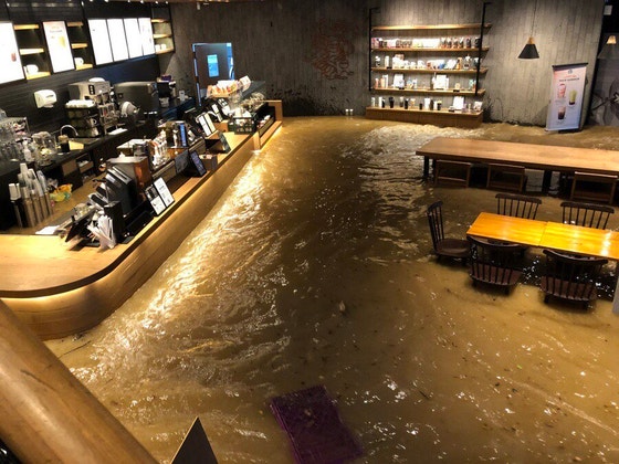 冠水被害を受けた光州のスターバックス店内。［ＳＮＳ　キャプチャー］