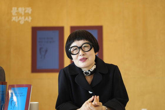 韓国詩人の金惠順（キム・ヘスン）氏（７０）が詩集『死の自叙伝』（２０１６）のドイツ語訳で、ドイツ語圏で権威ある文学賞の一つである国際文学賞を受賞した。写真は２０２２年４月、金氏がソウル麻浦区（マポグ）の出版社「文学と知性社」の社屋で行われた１４作目の詩集『地球が死んだら月は誰のまわりを回る？』（原題）出版記念記者懇談会でインタビューに応じている様子。［写真　文学と知性社］