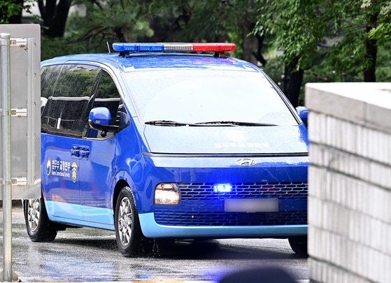 拘束収監された韓国の尹錫悦（ユン・ソクヨル）前大統領が乗った護送車が、１８日午前、ソウル瑞草区（ソチョグ）のソウル中央地方法院（地裁）に入っていく様子。尹氏は、ソウル中央地裁で開かれる拘束適否審に出席した。［写真　合同取材団］