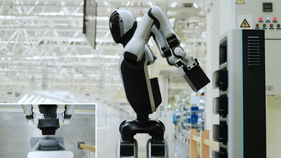 中国ＵＢテックロボティクスが１７日に公開したヒューマノイドロボット「ウォーカーＳ２」は人間の介入なく自らバッテリーを交換して２４時間駆動する。　［ＵＢテック　ユーチューブチャンネル　キャプチャー］