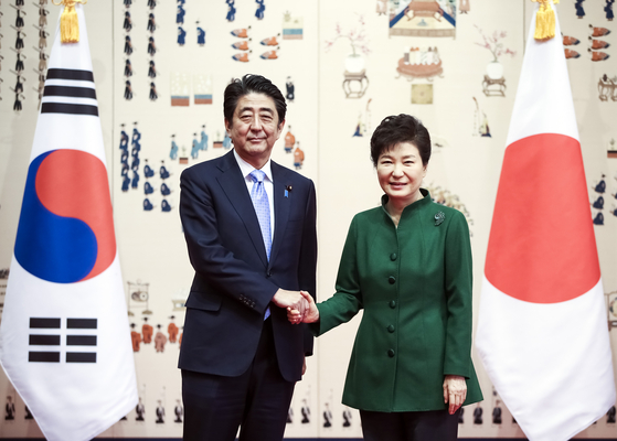 朴槿恵大統領が２０１５年に青瓦台で日本の安倍晋三首相と就任後初めての首脳会談を行った。朴大統領が会談に先立ち青瓦台本館に到着した安倍首相と記念撮影をしている。［写真　青瓦台写真記者団］