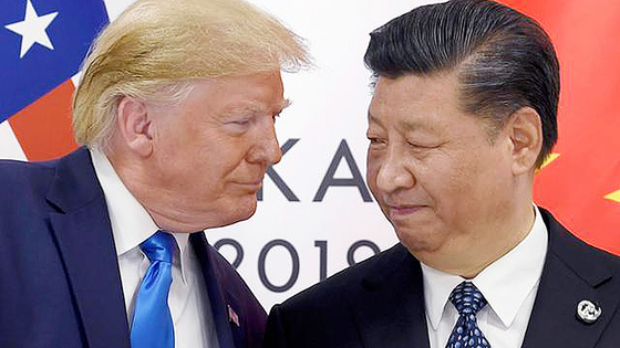 ２０１９年６月２９日、大阪で開かれた主要２０カ国・地域（Ｇ２０）首脳会議の際に会った米国のドナルド・トランプ大統領（左）と中国の習近平国家主席。［写真　ＡＰ＝聯合ニュース］