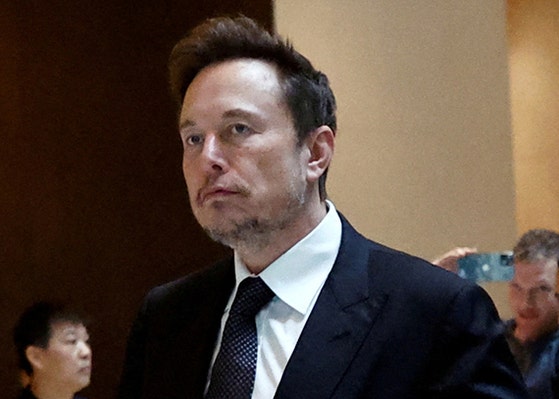 テスラのイーロン・マスク最高経営責任者（ＣＥＯ）が、２０２３年５月３１日に中国・北京のホテルを出ながらテスラのトム・チュー上級副社長とグレース・タオ副社長の隣を歩いている。［写真　ロイター通信］