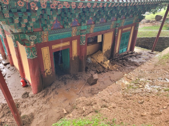 １９日、大雨による土砂崩れで損壊した宝物「山清（サンチョン）　栗谷寺（ユルゴクサ）大雄殿」の建物。［写真　国家遺産庁］
