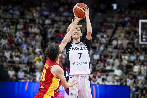 中国の選手をかわしながらシュートする朴志洙（パク・ジス）　［写真　ＦＩＢＡ］