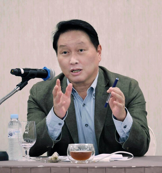 大韓商工会議所会長でＳＫグループ会長の崔泰源（チェ・テウォン）氏が１７日、慶尚北道慶州（キョンサンブクド・キョンジュ）にあるホテル「ヒルトン慶州」で開かれた記者懇談会で発言している。［写真　大韓商工会議所］