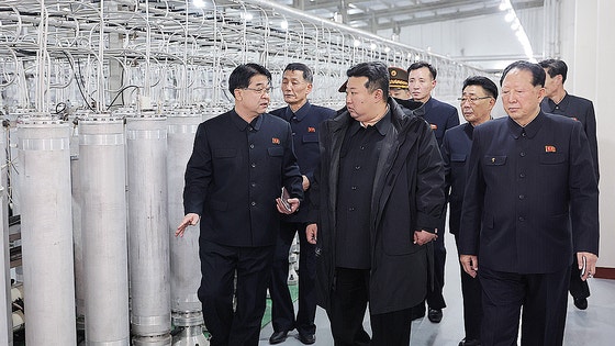 １月２９日、核物質生産基地と核兵器研究所を現地指導する北朝鮮の金正恩国務委員長　［朝鮮中央通信＝聯合ニュース］