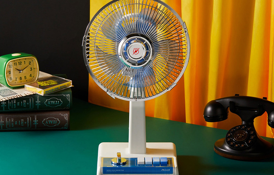 シニル電子の卓上型レトロ扇風機。１９７０～８０年代の製品をもとに製作された。［写真　シニル電子］