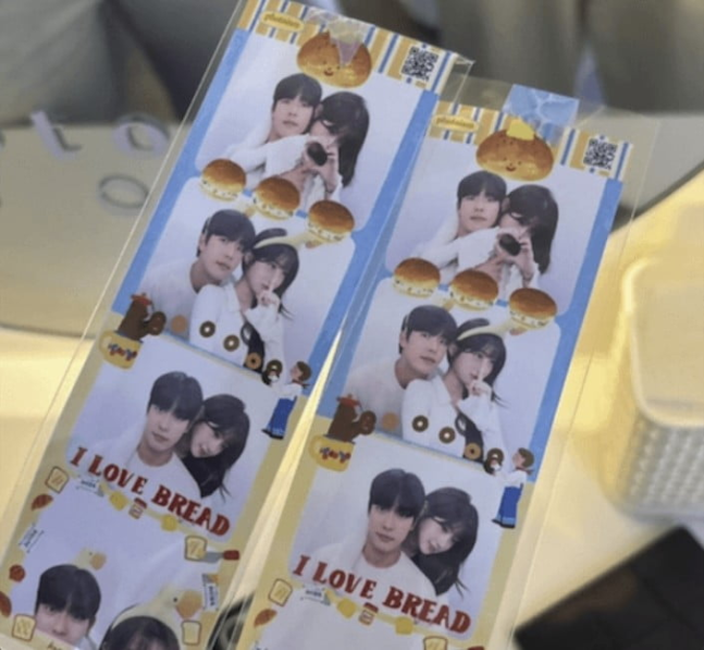 チアリーダーのイ・ジュウンとパク・スジョン選手が撮影したプリクラ。［写真　ＳＮＳ］  ​