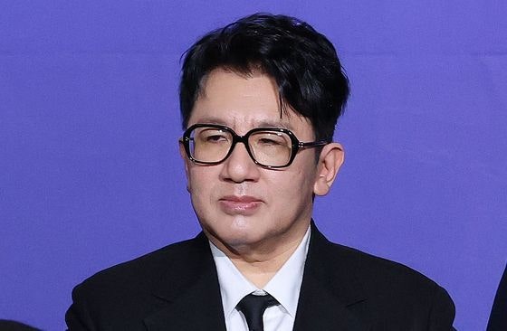 ＨＹＢＥ（ハイブ）のパン・シヒョク取締役会議長が２月２０日、ソウル汝矣島（ヨイド）のＦＫＩタワーで開催された韓国経済人協会（韓経協）第６４回定期総会・新ＣＩ公開イベントに新規会員会社の代表として出席し、記念撮影のために席に着いている様子。［写真　ニュース１］