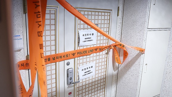 ２１日、仁川で手製の銃を発射して家族を死亡させた容疑者のソウル道峰区双門洞の住居地にポリスラインが設置されている。　［聯合ニュース］