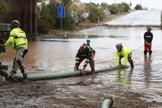 洪水で道路が冠水したスペインの村。［写真　ＥＰＡ＝聯合ニュース］