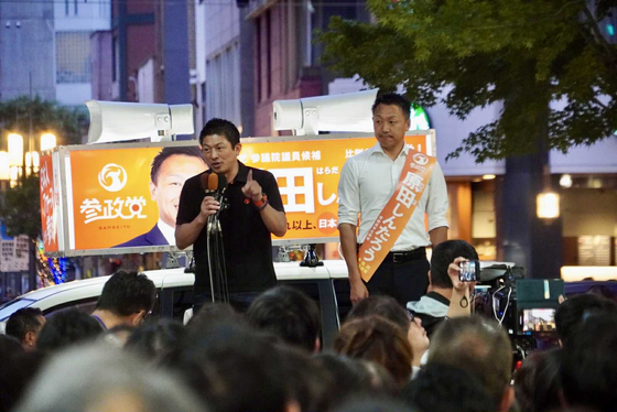 「日本人ファースト」を掲げた日本参政党の神谷宗幣代表（左）が参院挙を控えた１４日、愛媛県で応援遊説をしている。　［神谷宗幣　Ｘ（旧ツイッター）　キャプチャー］