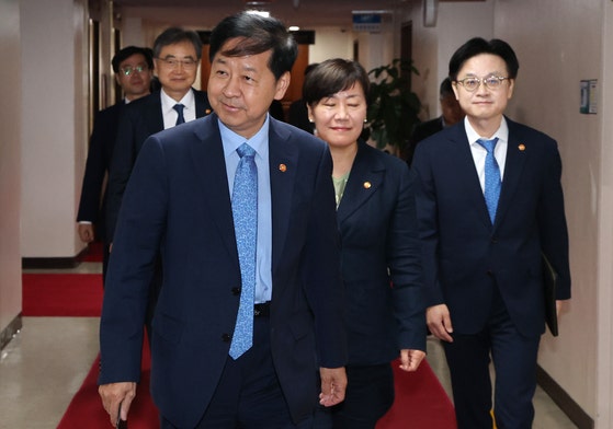 韓国の具潤哲（ク・ユンチョル）経済副首相兼企画財政部長官、趙顯（チョ・ヒョン）外交部長官、宋美玲（ソン・ミリョン）農林畜産食品部長官、キム・ジョングァン産業通商資源部長官らが２２日午前、ソウル鍾路区の政府ソウル庁舎で、米国との通商交渉を控えて開かれた対外経済長官会議に出席している。［写真　ニュース１］