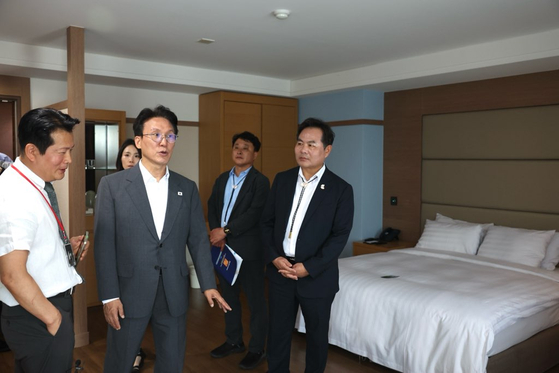 金民錫（キム・ミンソク）首相が１５日、ＡＰＥＣ首脳会議が開催される慶北慶州市を訪問し、行事に使用される予定のホテルの客室を点検している。　［写真＝慶尚北道］