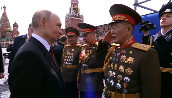 今年５月９日にロシアのモスクワの赤の広場でプーチン大統領に敬礼する北朝鮮軍の将星。政府はこの人物をチャ・ヨンボム国防省第１副長官兼総合局長と推定している。［ロシアディプロマットチューブ　キャプチャー］
