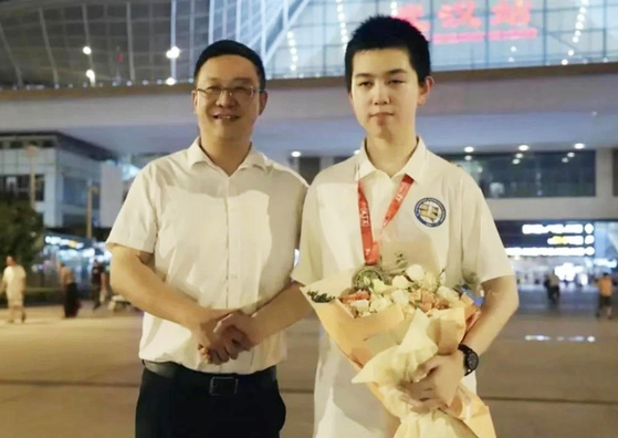 国際数学オリンピックで１位を獲得した中国代表チームの徐祺銘君（右）。［写真　聯合ニュース］