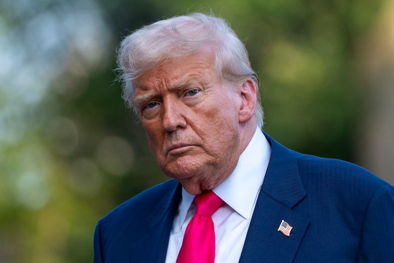 米国のドナルド・トランプ大統領が１５日（現地時間）、ワシントンのホワイトハウス南側の芝生に到着し、大統領専用ヘリ「マリーン・ワン」から降りている。［写真　ＡＰ＝聯合ニュース］