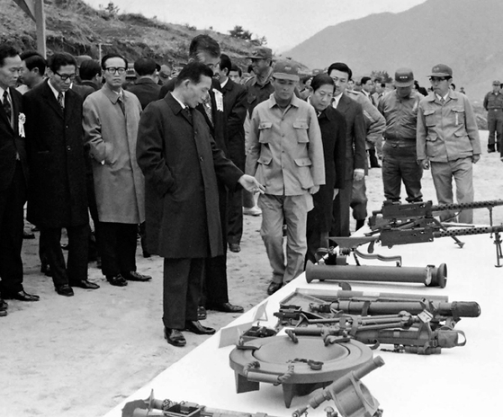 １９７２年４月３日、朴正熙大統領が前方部隊で開かれた稲妻事業試験発射行事場所で試作品を見ている。　［ｅ映像歴史館］