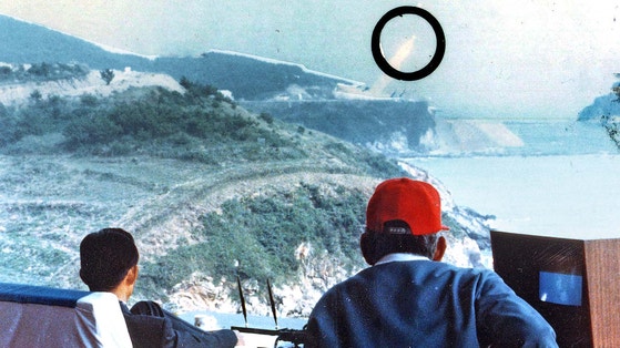 朴正熙大統領が１９７８年９月２６日、忠南アンフンで発射されたペクゴムを見ている。　［中央フォト］