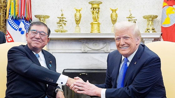 米国のドナルド・トランプ大統領（右）と日本の石破茂首相が２月７日（現地時間）、米ワシントンＤ．Ｃ．のホワイトハウスで初の首脳会談を行い握手している。［写真　ＡＰ＝聯合ニュース］