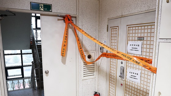 手製の銃で３０代の息子を殺害した６０代の男が暮らすソウル道峰区双門洞の自宅の入口。警察は殺人事件発生直後の２１日、ここで手製の爆発物を発見して押収し、ポリスラインを設置して現在まで出入りを統制中だ。　［聯合ニュース］