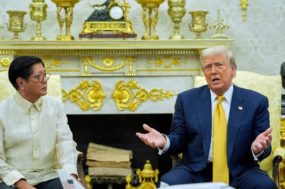 「トランプ屏風」扱いのフェルディナンド・マルコス・ジュニア比大統領。［写真　ＡＰ＝聯合ニュース］