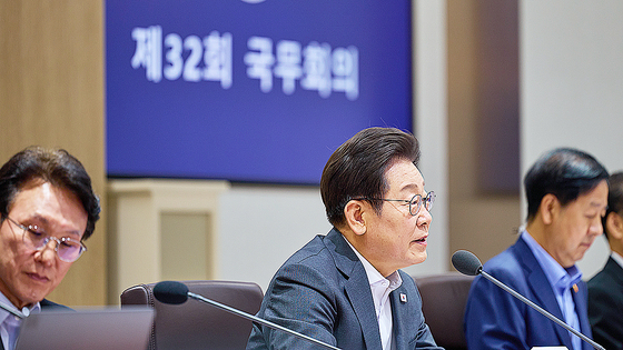 李在明大統領が２２日、ソウル竜山（ヨンサン）の大統領室庁舎で開かれた国務会議で発言している。［写真　韓国大統領室］