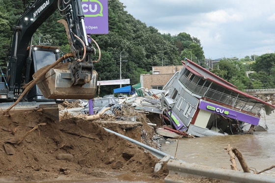 ２１日午前、京畿道加平郡（キョンギド・カピョングン）の水害によって朝宗面（チョジョンミョン）のあるコンビニの建物が河川に崩れ落ちた。チョン・ミンギュ記者