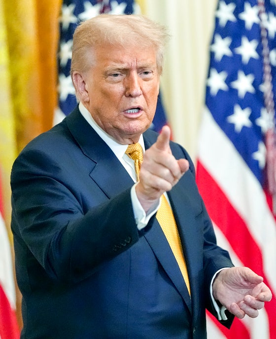  トランプ米国大統領が２２日にホワイトハウスで共和党議員とのレセプションを終え記者らに手ぶりをしている。［写真　ＡＦＰ＝聯合ニュース］