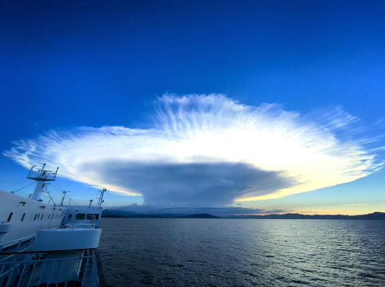 日本の空に現れたかなとこ雲。［ＳＮＳ　キャプチャー］