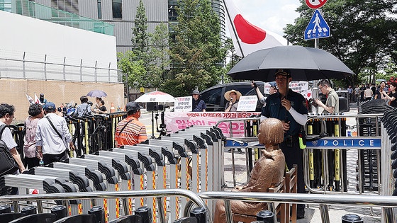 ２３日、ソウル鍾路区（チョンノグ）の旧在韓日本大使館前の少女像付近で、日本軍慰安婦被害は虚偽であると主張する「慰安婦法廃止国民行動」や「国民啓蒙運動本部」などが主催する集会が開かれている。［写真　聯合ニュース］