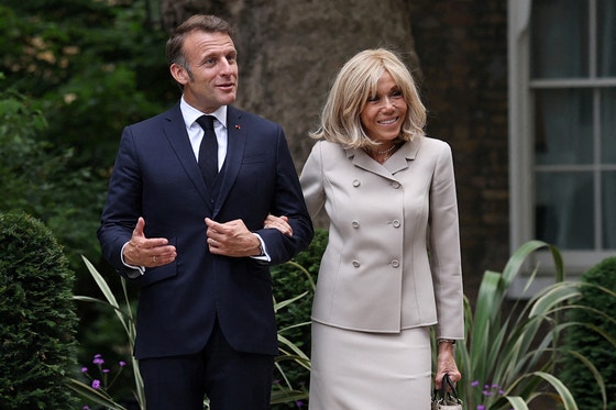 フランスのエマニュエル・マクロン大統領と妻ブリジット夫人。［写真　ロイター＝聯合ニュース］
