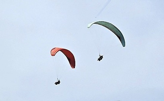 パラグライダーの様子。※記事本文とは直接関係のない資料写真です。［写真　聯合ニュース］　