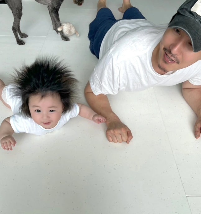 俳優シム・ヒョンタクと息子のハルくん。［写真　ＳＮＳ］