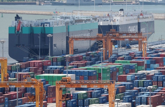 今月２１日、京畿道平沢市浦升邑（キョンギド・ピョンテクシ・ポスンウプ）の平沢港に輸出用コンテナが並んでいる様子。［写真　ニュース１］