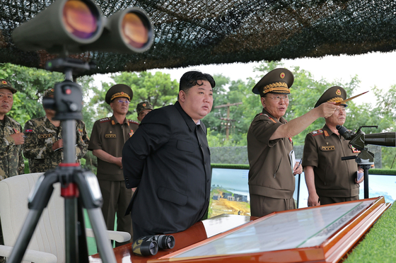 ２３日、北朝鮮軍大連合部隊砲兵区分隊の射撃訓練競技を参観する金正恩国務委員長　［労働新聞、ニュース１］