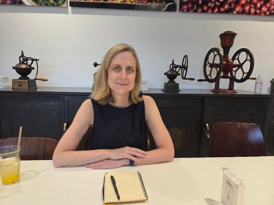 １６日、ソウル鍾路区（チョンノグ）のあるカフェで会ったハーバード大学学部教育学長のクレイボ氏は、「大学は、将来、学生たちが社会でＡＩを活用する能力を求められる可能性がある点に着目し、新たな教育を試みるべきだ」と主張した。シン・ヘヨン記者