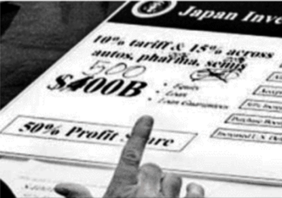 米国のドナルド・トランプ大統領が、２２日（現地時間）ホワイトハウス執務室で、日本の通商交渉を統括する赤沢亮正・経済再生担当相と会談した際、米国への投資額として印刷されていた「４０００億ドル」の数字を消して、自ら手書きで「５０００億ドル」と記入する様子が撮影された。［ダン・スカビーノ米ホワイトハウス副首席補佐官のＸ（旧ツイッター）　キャプチャー］