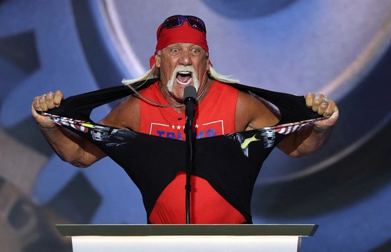 米プロレスの伝説とされるハルク・ホーガンさんが昨年７月１８日（現地時間）、米共和党全国大会で演説し、自らのＴシャツを引き裂きながらドナルド・トランプ米大統領を「ヒーロー」と呼ぶ姿。［写真　ロイター＝聯合ニュース］