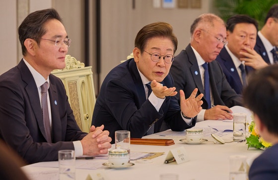 李在明大統領が先月１３日、ソウル竜山区の大統領執務室で行われた財界トップとの懇談会で発言している。写真左からサムスン電子の李在鎔会長、李大統領、現代自動車の鄭義宣会長、ロッテの辛東彬会長。［写真　大統領室］