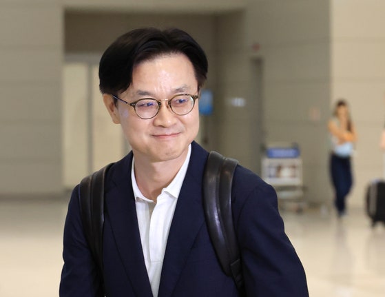 韓国の金正官（キム・ジョングァン）産業通商資源部長官が対米通商協議のため２３日、仁川（インチョン）国際空港を通じて米国ワシントンに向けて出国している。［写真　聯合ニュース］