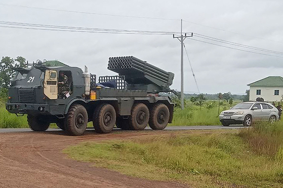 ２４日（現地時間）、カンボジアとタイが交戦する中、カンボジア軍のＢＭ－２１多連装ロケット砲が国境地域に復帰している。　［ＡＦＰ＝聯合ニュース］
