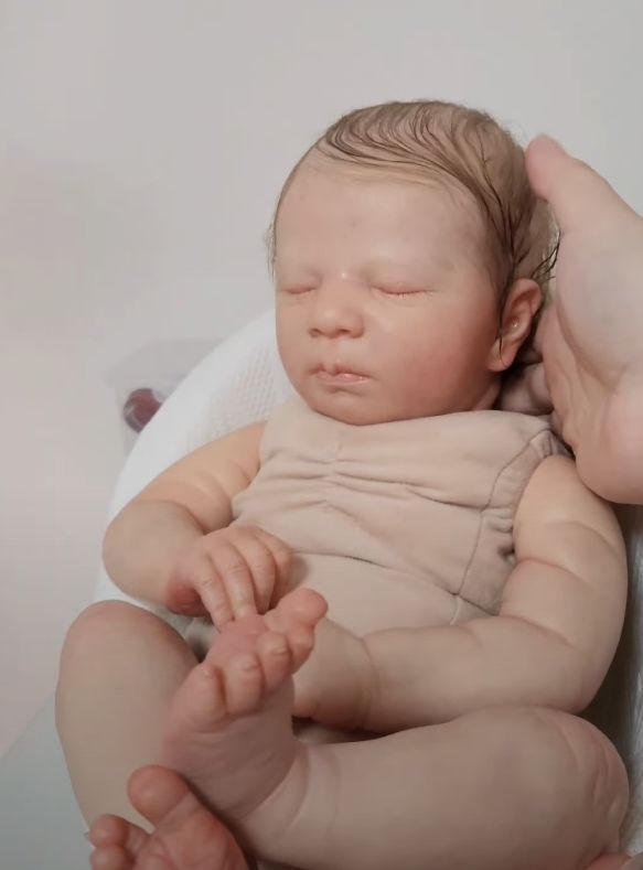 実際の新生児を模したリアル赤ちゃん人形。［写真　ユーチューブ］