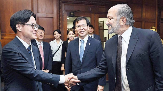 ２４日（現地時間）、ワシントンでラトニック米商務長官と会った金正官（キム・ジョングァン）産業通商資源部長官（左）　［写真　産業通商資源部］
