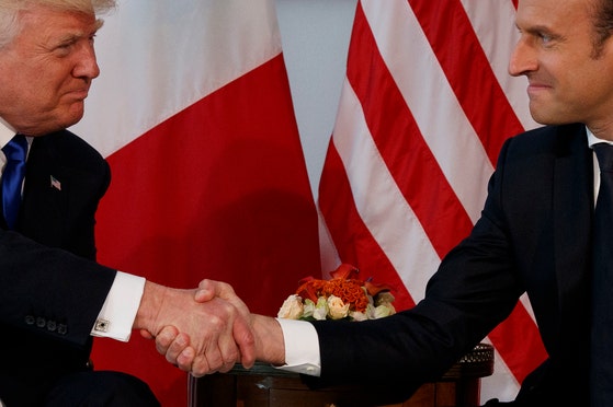 トランプ米大統領（左）とマクロン仏大統領　［ＡＰ＝聯合ニュース］